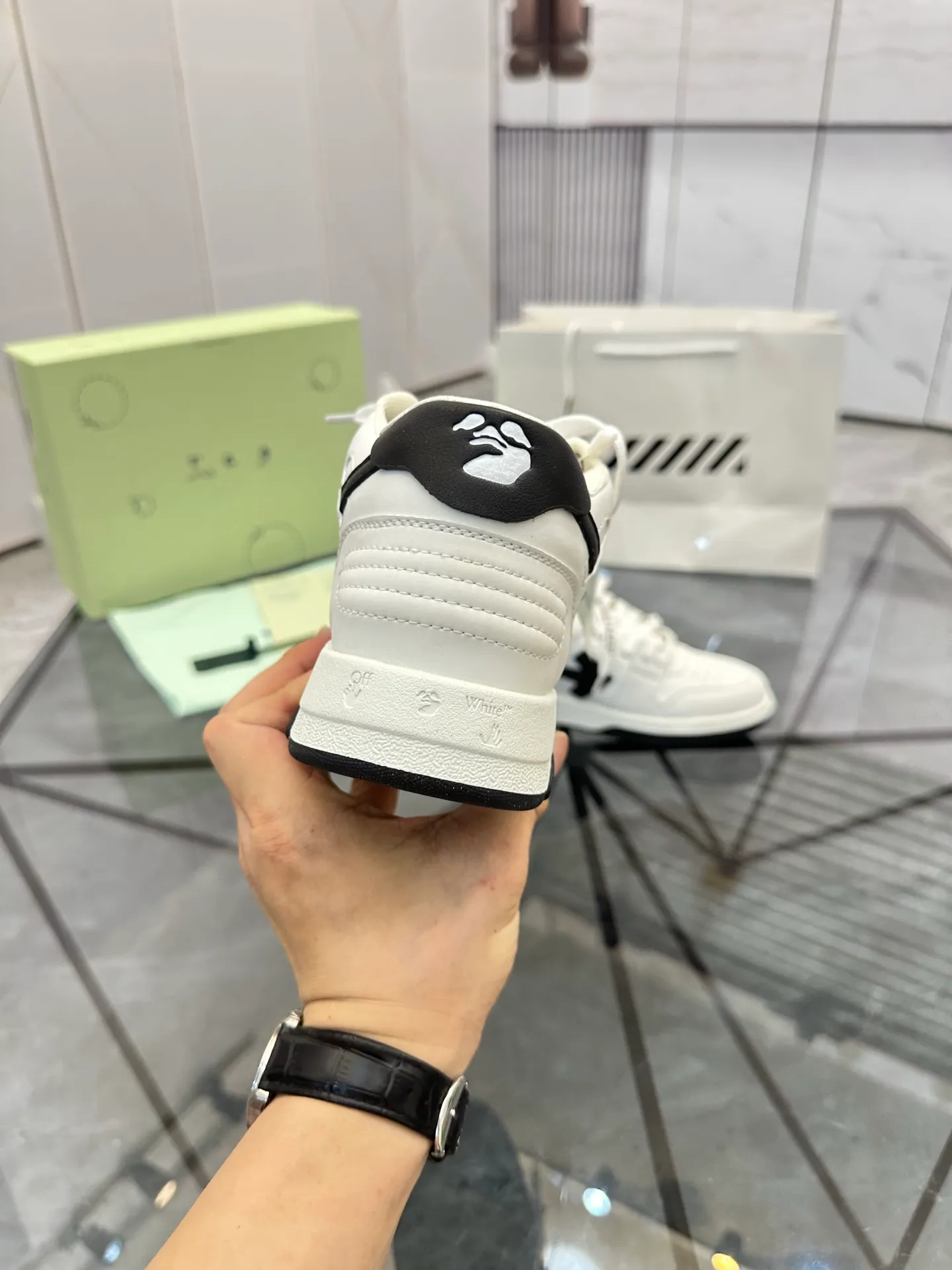 Selling men's shoes 💰: 💰P560¥ High-end top quality (leather buckle plus 10) Product trademark: OFF WHITE * "OFF WHITE*" low-top casual shoes Regular size: 35-45 (can be customized to 46) Couple style Product material: imported first-layer cowhide leather upper, breathable lining, original outsole. No.: H203